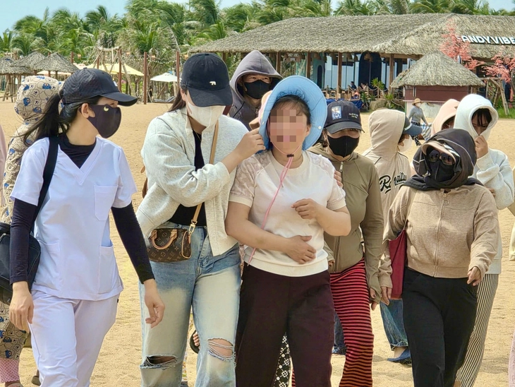 Vụ du khách Trung Quốc bị sóng cuốn mất tích: địa phương cảnh báo không tụ tập, lan tin sai sự thật - Ảnh 1.