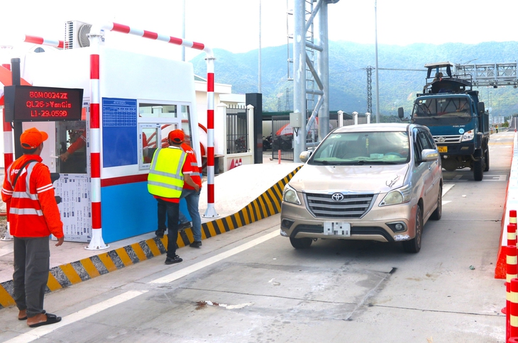 Ngày đầu thu phí cao tốc từ Nha Trang đến Quảng Ngãi: Nhiều tài xế chưa biết đã thu phí, tài khoản hết tiền - Ảnh 1.