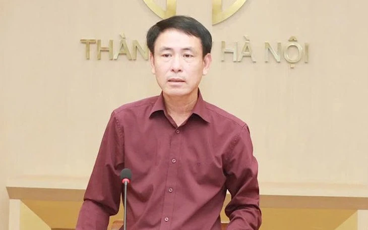 Xe bồn xả nước thải đen kịt trên đường Vành đai 3 Hà Nội giữa cơn mưa lớn - Ảnh 2.