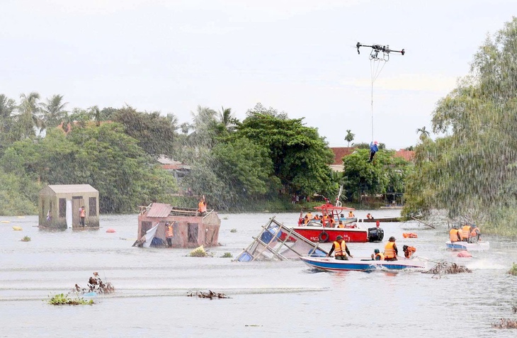 Huế diễn tập dùng drone cứu người trong mưa lũ - Ảnh 1.
