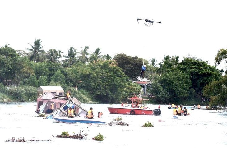 Huế diễn tập dùng drone cứu người trong mưa lũ - Ảnh 3.