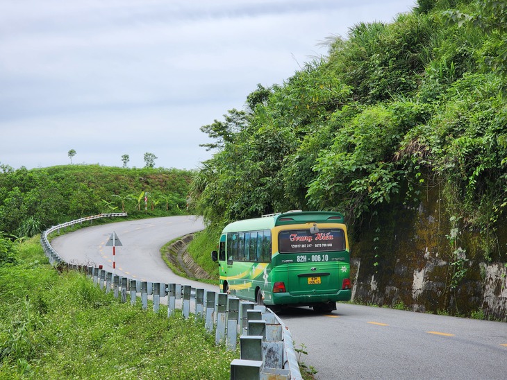Làm mới gần 14km quốc lộ 24, né dốc 4 tầng ở đèo Vi Ô Lăk - Ảnh 1.