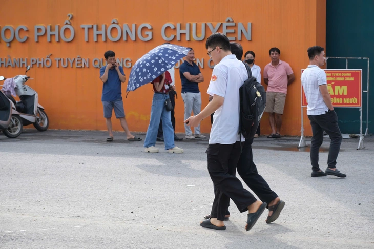 Đề toán thi lại tốt nghiệp ở trường chuyên Tuyên Quang - Ảnh 4.