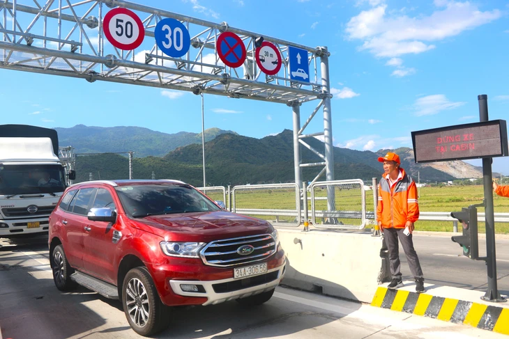 Ngày đầu thu phí cao tốc từ Nha Trang đến Quảng Ngãi: Nhiều tài xế chưa biết đã thu phí, tài khoản hết tiền - Ảnh 2.