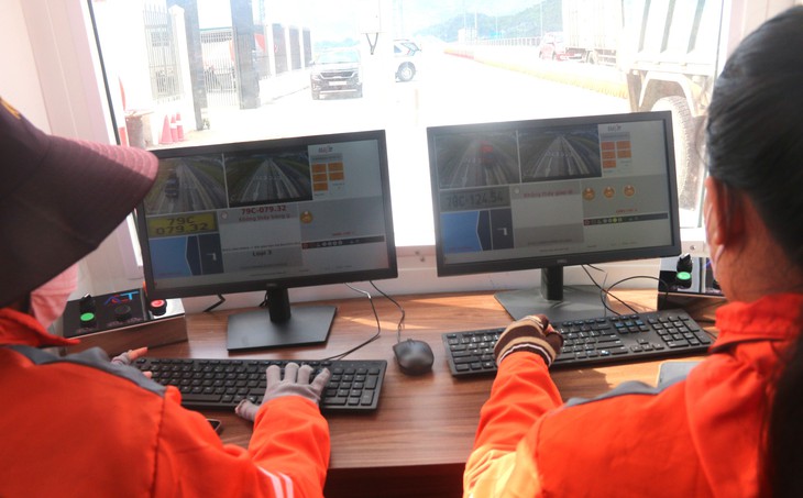 Ngày đầu thu phí cao tốc từ Nha Trang đến Quảng Ngãi: Nhiều tài xế chưa biết đã thu phí, tài khoản hết tiền - Ảnh 4.