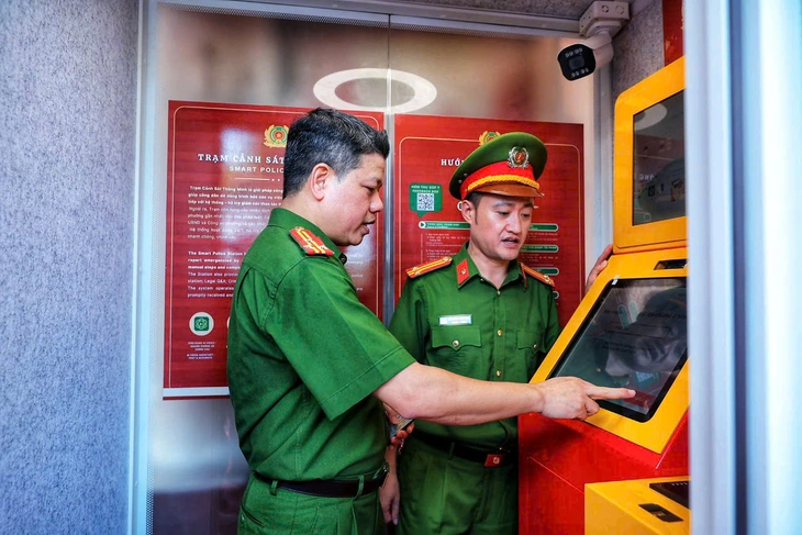 Hà Nội thí điểm Trạm Cảnh sát thông minh hỗ trợ người dân trình báo, gọi SOS 24/7 - Ảnh 1.
