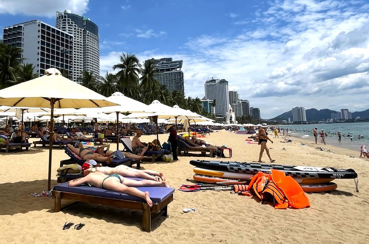 Thuê bãi biển Nha Trang đặt ghế, dù cho du khách - Ảnh 1.