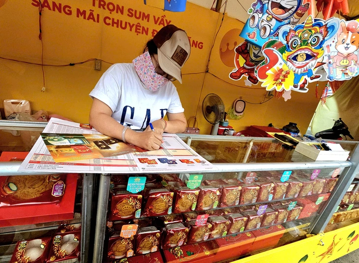 Bánh trung thu đồng loạt xuống phố, hầu hết tăng giá - Ảnh 1.