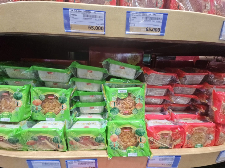 Bánh trung thu đồng loạt xuống phố, hầu hết tăng giá - Ảnh 2.