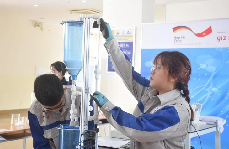 Từ xử lý nước thải đến xe điện: Các trường cao đẳng tăng tốc đào tạo 'nghề xanh' - Ảnh 1.