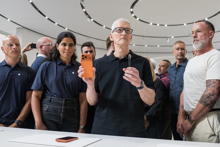 Tim Cook muốn được nhớ đến là 'người tốt và tử tế' sau 15 năm lãnh đạo Apple - Ảnh 2.