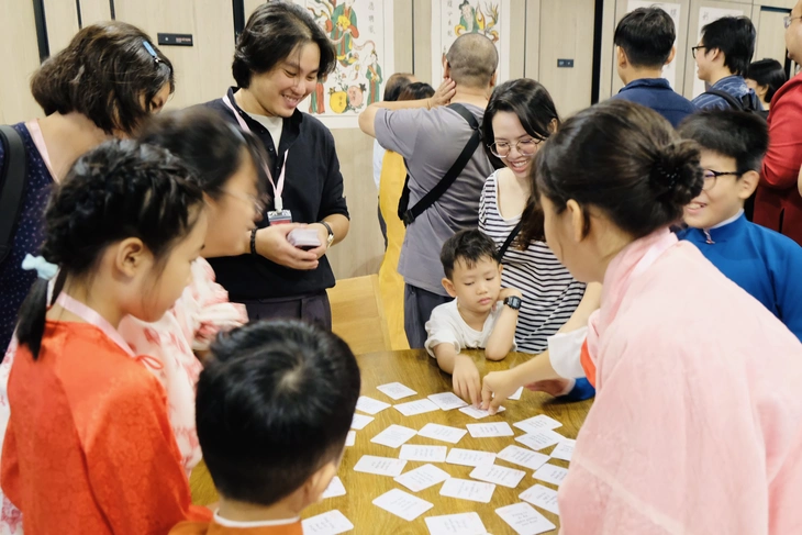 Chơi game đấu Kiều, xem đồ án văn hóa tại triển lãm ‘Từ tiếng Việt đến chữ Nôm’ - Ảnh 3.
