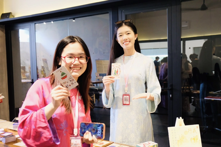 Chơi game đấu Kiều, xem đồ án văn hóa tại triển lãm ‘Từ tiếng Việt đến chữ Nôm’ - Ảnh 7.