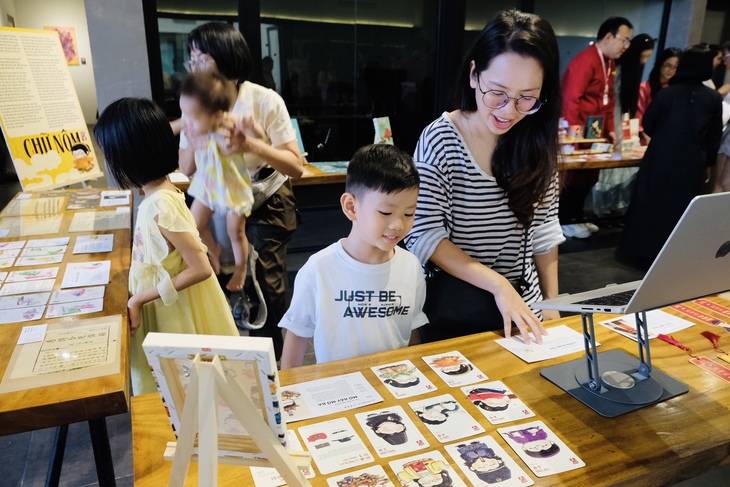 Chơi game đấu Kiều, xem đồ án văn hóa tại triển lãm ‘Từ tiếng Việt đến chữ Nôm’ - Ảnh 1.