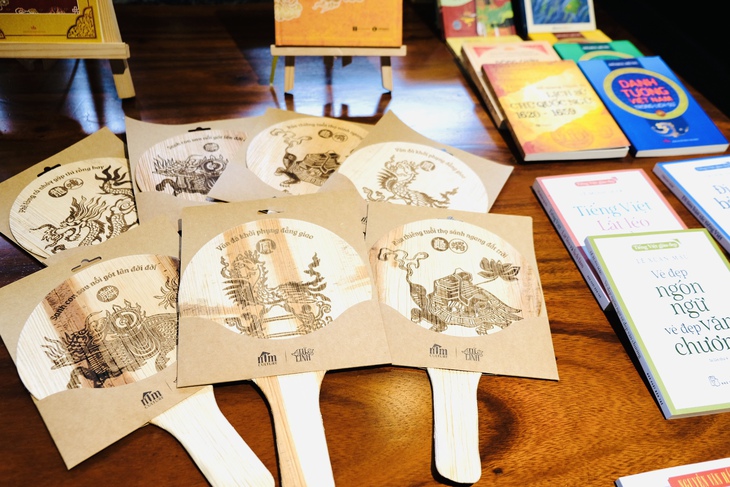 Chơi game đấu Kiều, xem đồ án văn hóa tại triển lãm ‘Từ tiếng Việt đến chữ Nôm’ - Ảnh 9.
