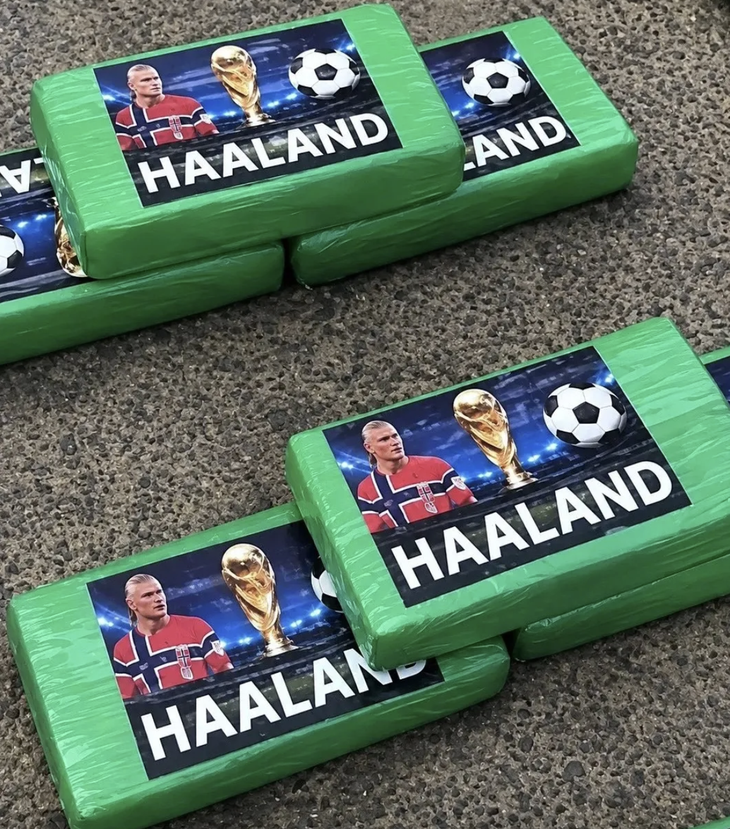 Ảnh Haaland xuất hiện trên 370 gói cocaine trị giá 530 tỉ đồng - Ảnh 1.