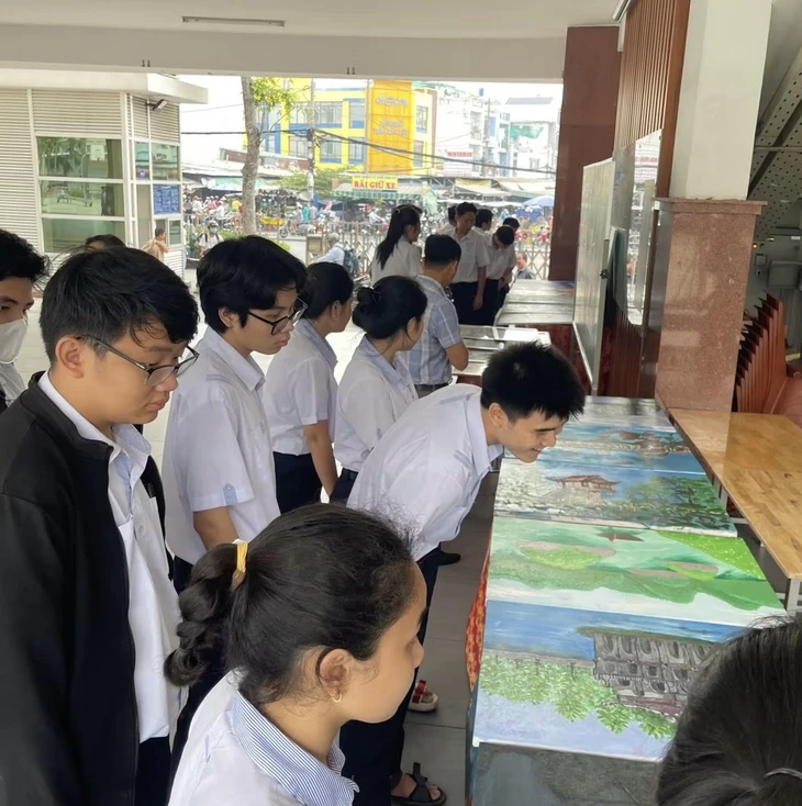 Một trường ở TP.HCM có hai lớp 100% học sinh đậu đại học y: 'Cái gì cũng phải có đánh đổi' - Ảnh 1.