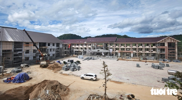 Trường nội trú 240 tỉ đang 'chạy đua tiến độ' giữa  đại ngàn A Lưới - Ảnh 1.