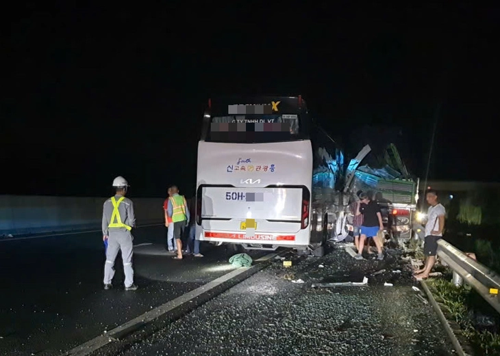 Xe khách tông xe tải trên cao tốc Phan Thiết - Dầu Giây, 2 người thương vong - Ảnh 1.