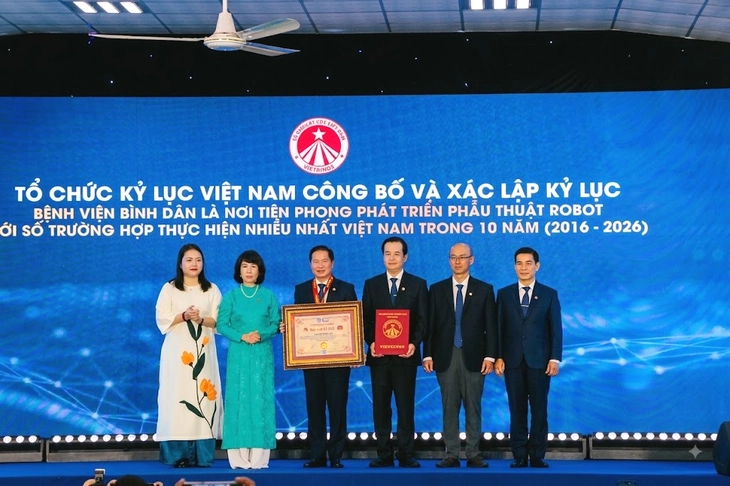 Bệnh viện Bình Dân lập kỷ lục Việt Nam với hơn 4.000 ca phẫu thuật robot - Ảnh 1.