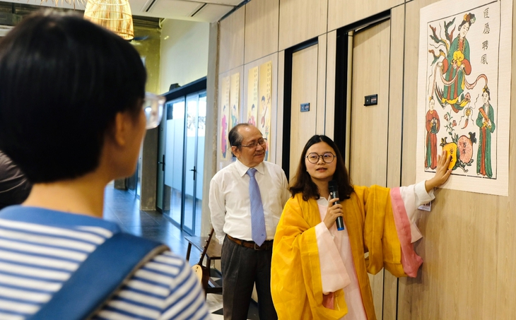 Chơi game đấu Kiều, xem đồ án văn hóa tại triển lãm ‘Từ tiếng Việt đến chữ Nôm’ - Ảnh 4.