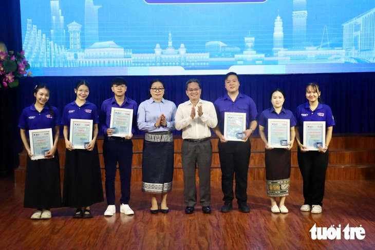 Đến TP.HCM tình nguyện, chiến sĩ quốc tế nói: 'Chúng tôi là một gia đình' - Ảnh 6.