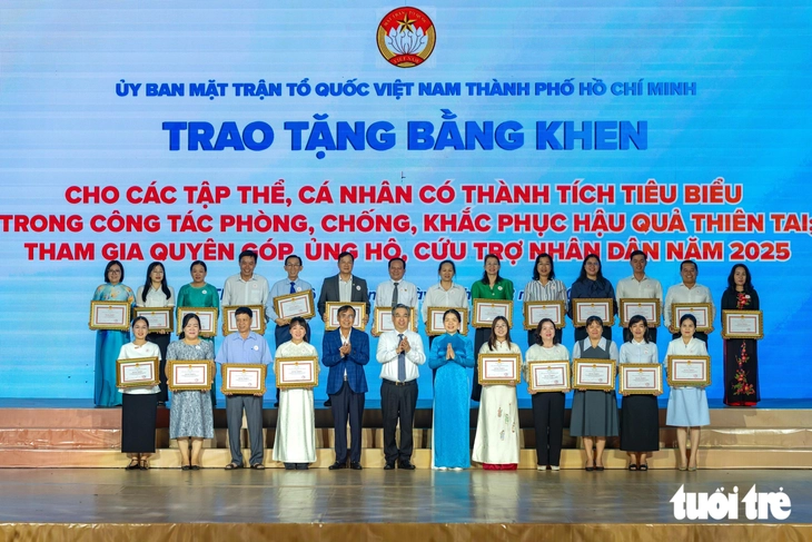 TP.HCM vinh danh 783 tập thể, cá nhân thắp sáng tinh thần ‘vì cả nước, cùng cả nước’ - Ảnh 1.