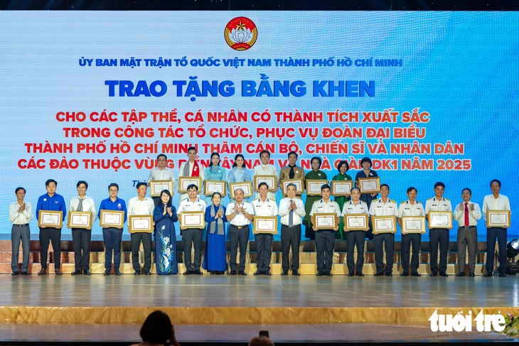 TP.HCM vinh danh 783 tập thể, cá nhân thắp sáng tinh thần ‘vì cả nước, cùng cả nước’ - Ảnh 7.