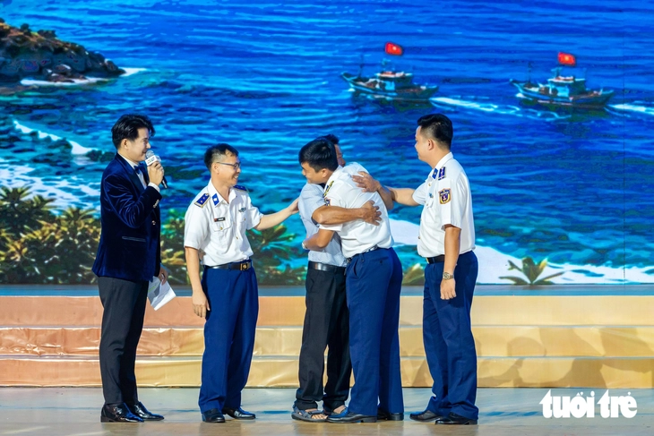 Hơn 55 tỉ đồng ủng hộ quỹ Vì biển đảo quê hương - Vì tuyến đầu Tổ quốc - Ảnh 5.