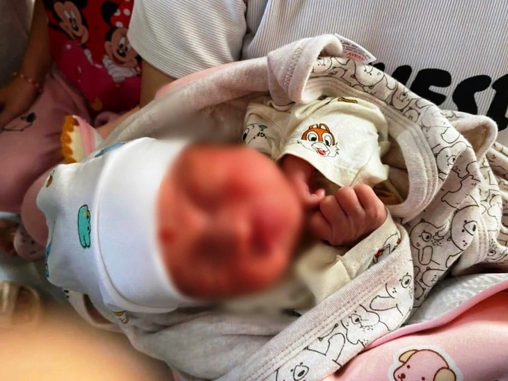 Bé gái sơ sinh bị bỏ rơi cùng bức thư ‘trăm sự nhờ nhà chùa” - Ảnh 1.