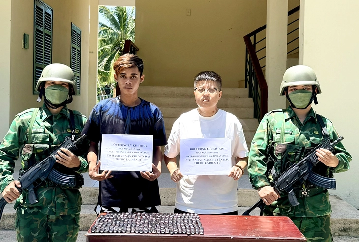 Vụ bắt hai người vận chuyển gần 200 đầu thuốc lá điện tử ở Hà Tiên: Chuyển hồ sơ sang công an xử lý - Ảnh 1.