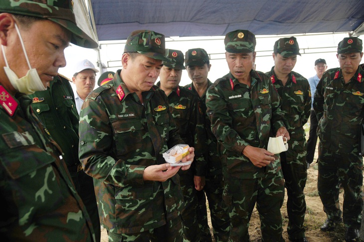 Đà Nẵng khai quật, cất bốc hai mộ liệt sĩ do người dân phát hiện lúc đi xúc cát - Ảnh 1.
