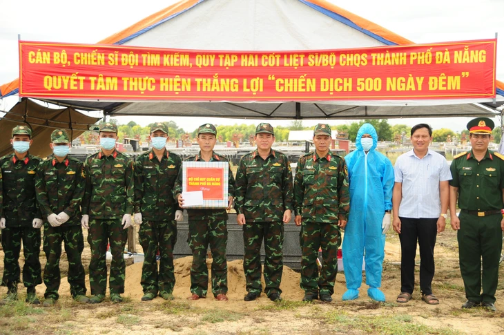 Đà Nẵng khai quật, cất bốc hai mộ liệt sĩ do người dân phát hiện lúc đi xúc cát - Ảnh 3.