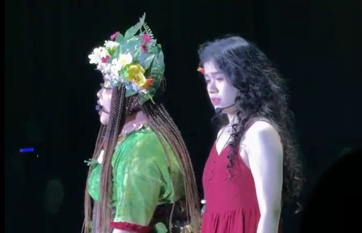 Võ Hạ Trâm cùng khán giả chân trần nhảy múa trên sân khấu Once On This Island - Ảnh 1.