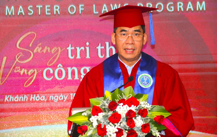 Trường đại học Luật TP.HCM trao bằng thạc sĩ - Ảnh 1.