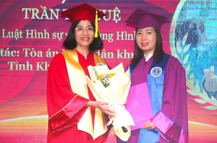 Trường đại học Luật TP.HCM trao bằng thạc sĩ - Ảnh 2.