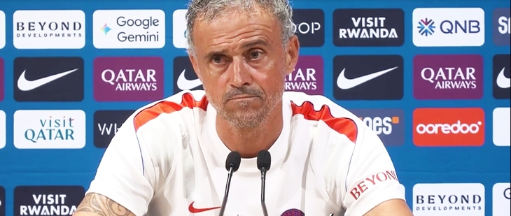 Bị hỏi đội hình PSG, HLV Luis Enrique đẩy ‘trách nhiệm’ cho... bà xã - Ảnh 1.