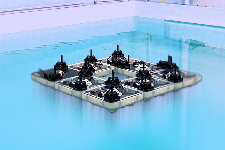 Robot nổi tự ghép vào nhau như lego để biến mặt nước thành cầu, sân khấu - Ảnh 1.