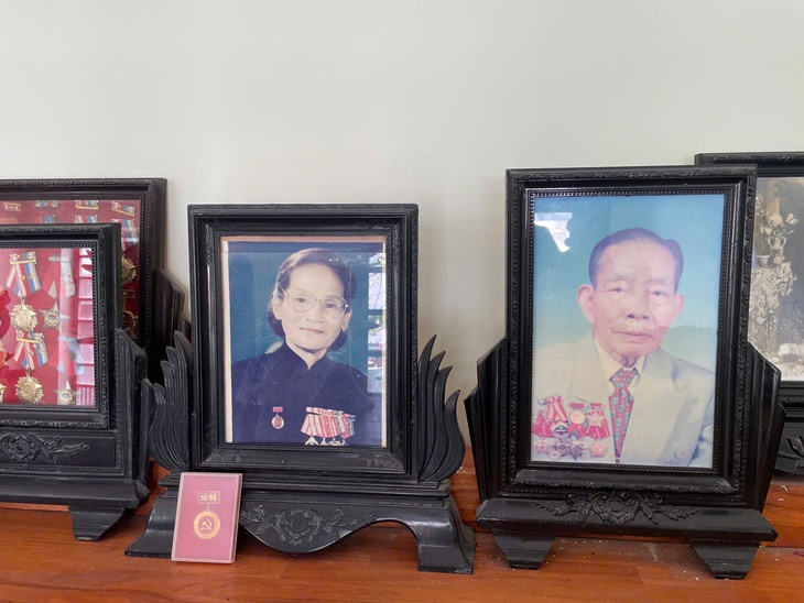 Người con gái duy nhất của cán bộ đi B ở Đà Nẵng bật khóc khi nhận thông tin được trả lại vàng - Ảnh 3.