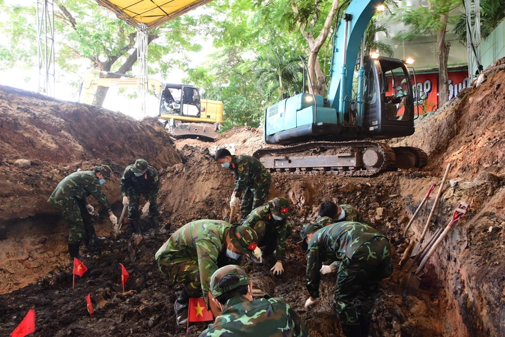 Phát hiện 24 bộ hài cốt liệt sĩ tại vị trí vừa di dời bia tưởng niệm trong công viên Lê Thị Riêng - Ảnh 1.