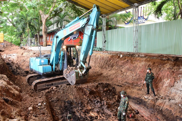Phát hiện 24 bộ hài cốt liệt sĩ tại vị trí vừa di dời bia tưởng niệm trong công viên Lê Thị Riêng - Ảnh 2.