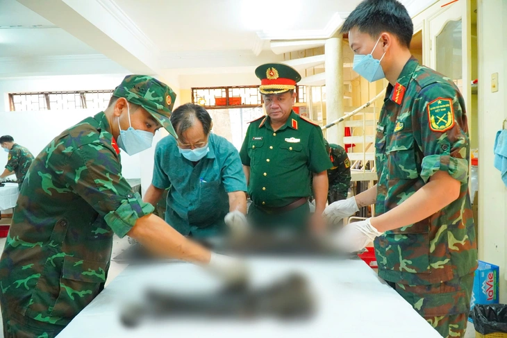 Phát hiện 24 bộ hài cốt liệt sĩ tại vị trí vừa di dời bia tưởng niệm trong công viên Lê Thị Riêng - Ảnh 3.