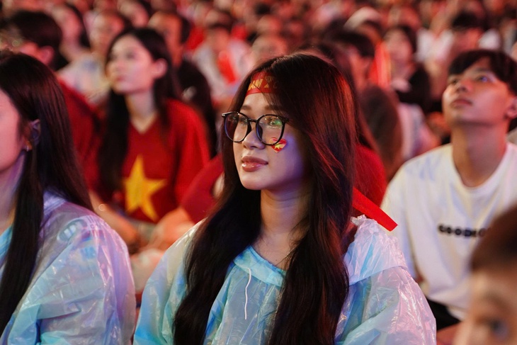 Cổ động viên TP . HCM đội mưa cổ vũ cho trận đấu Việt Nam Malaysia tại ASEAN Cup 2026 - Ảnh 4.