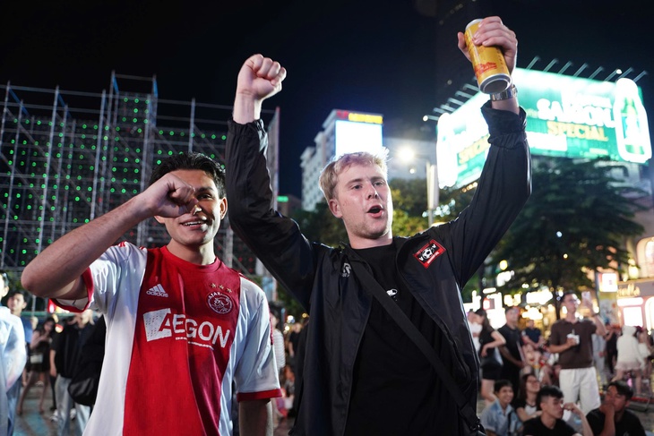 Cổ động viên TP . HCM đội mưa cổ vũ cho trận đấu Việt Nam Malaysia tại ASEAN Cup 2026 - Ảnh 8.
