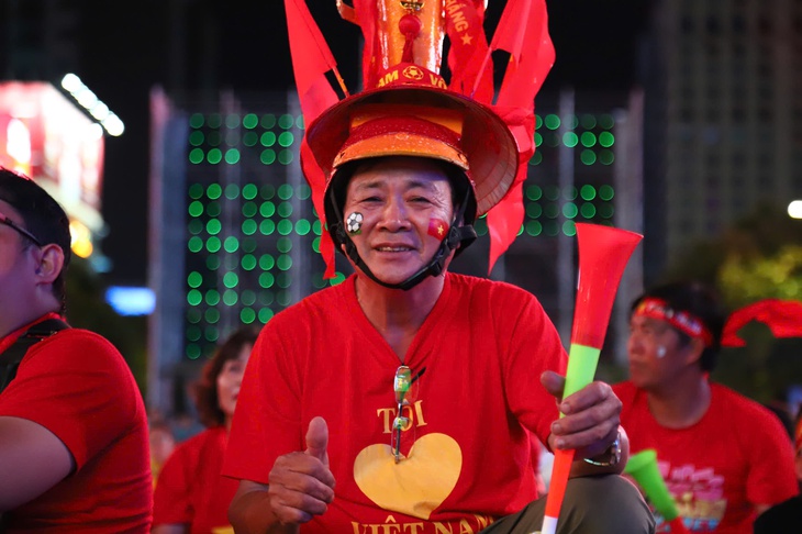 Cổ động viên TP . HCM đội mưa cổ vũ cho trận đấu Việt Nam Malaysia tại ASEAN Cup 2026 - Ảnh 5.