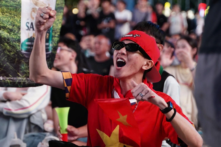 Cổ động viên TP . HCM đội mưa cổ vũ cho trận đấu Việt Nam Malaysia tại ASEAN Cup 2026 - Ảnh 6.