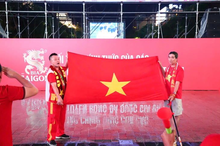 Cổ động viên TP . HCM đội mưa cổ vũ cho trận đấu Việt Nam Malaysia tại ASEAN Cup 2026 - Ảnh 1.