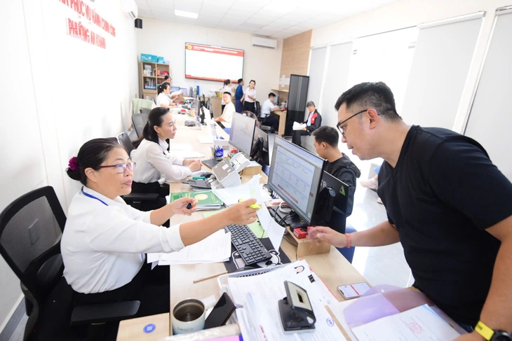 Bộ Nội vụ hướng dẫn điều kiện được tiếp nhận vào làm công chức - Ảnh 2.