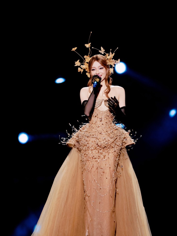 Trương Thiều Hàm diện đầm Phan Huy trên sân khấu Jiangsu Concert 2026 - Ảnh 4.