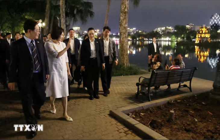 Cảnh vệ Việt Nam kể chuyện che ô giữa mưa, bảo vệ nguyên thủ dạo phố, ăn bún chả - Ảnh 3.